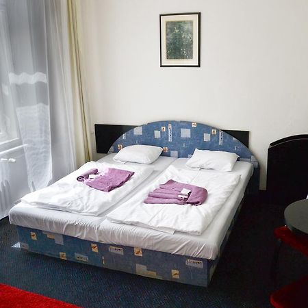 Hotel Posta Benesov  Esterno foto