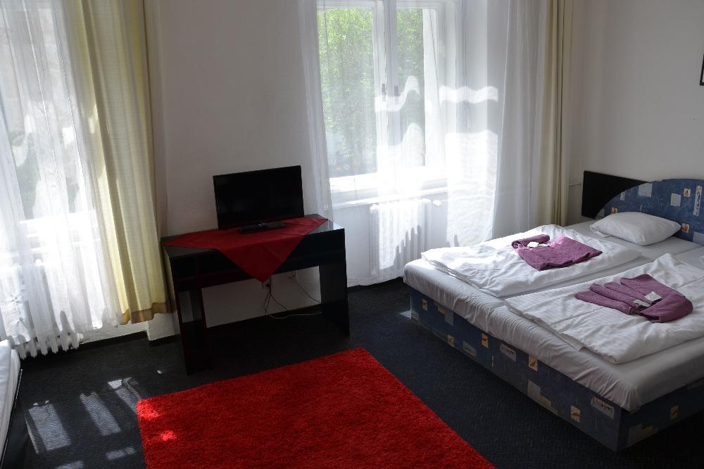 Hotel Posta Benesov  Esterno foto