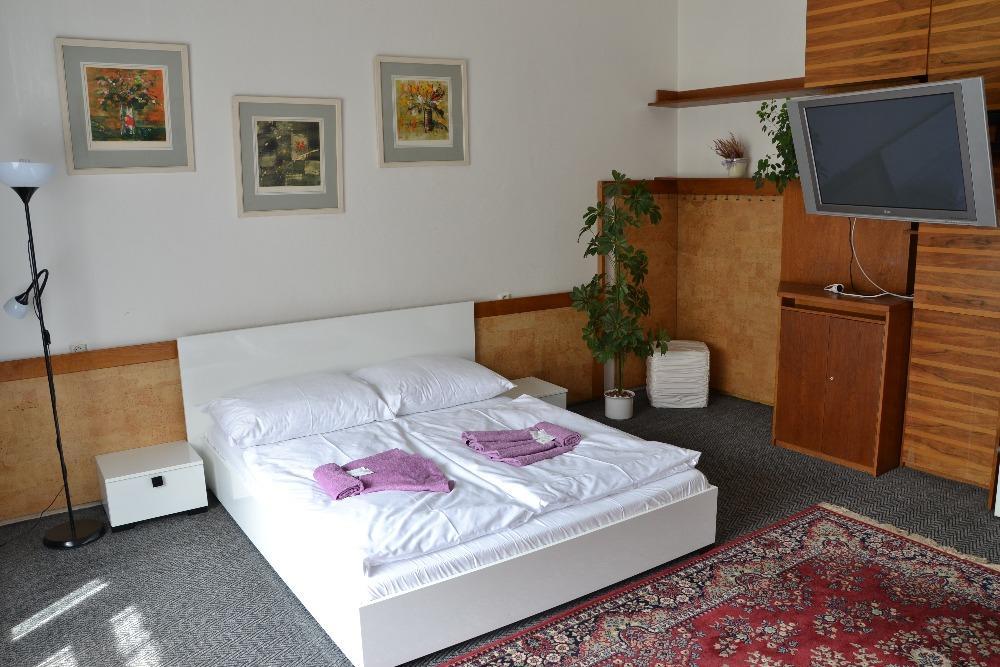Hotel Posta Benesov  Esterno foto
