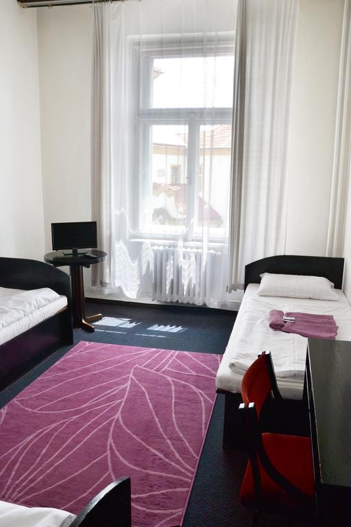 Hotel Posta Benesov  Esterno foto