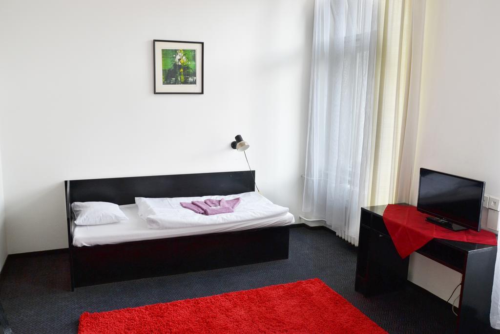 Hotel Posta Benesov  Esterno foto