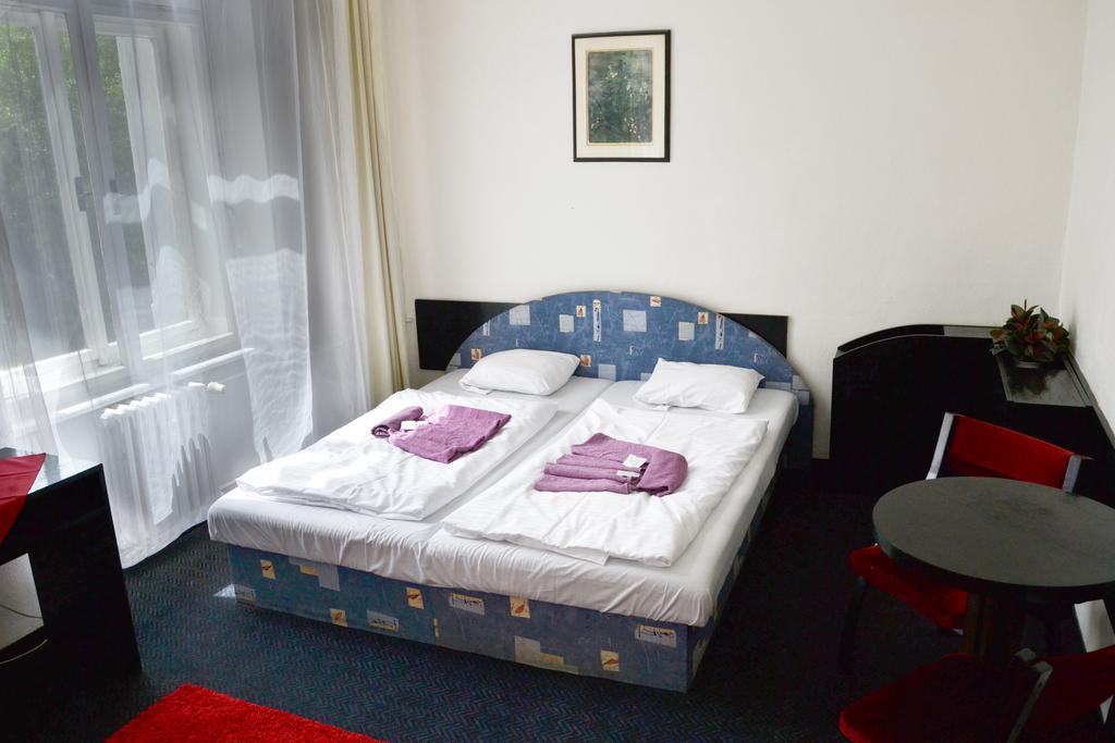 Hotel Posta Benesov  Esterno foto