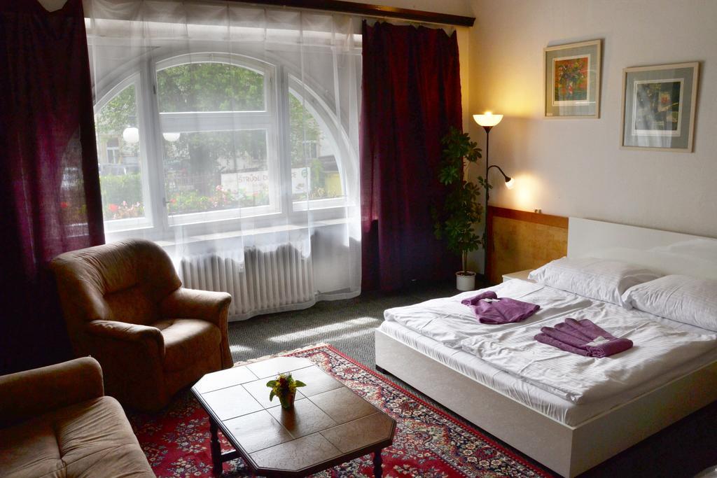 Hotel Posta Benesov  Esterno foto