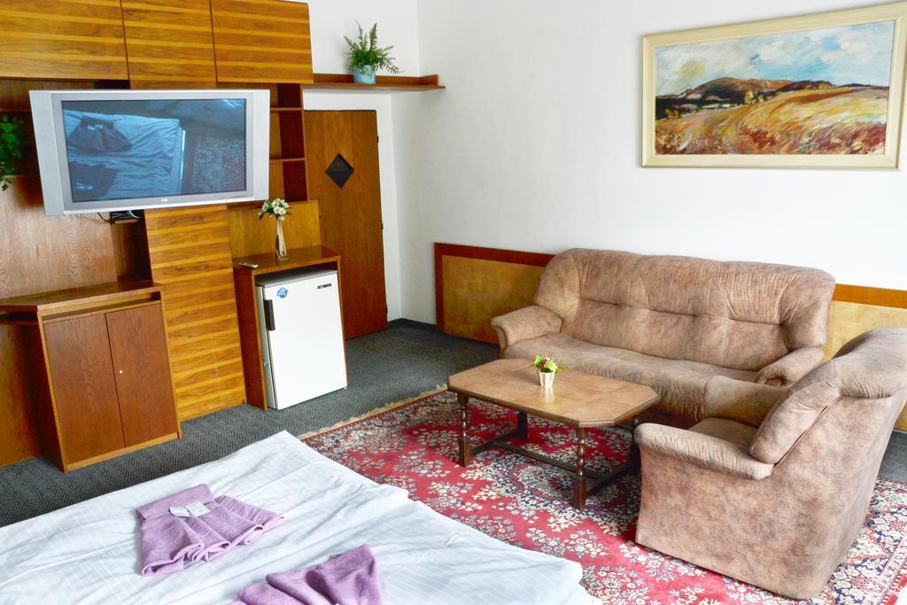 Hotel Posta Benesov  Esterno foto